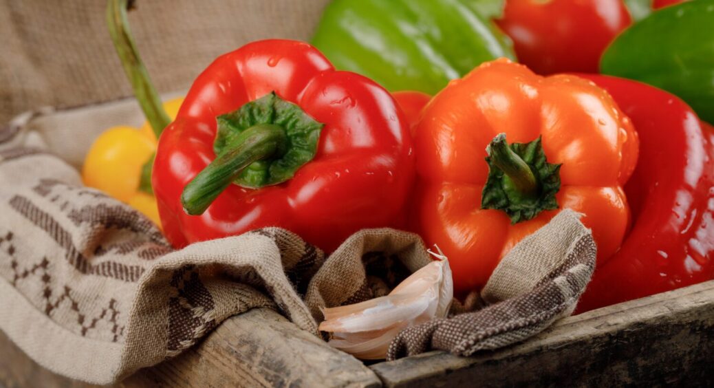 Урожай 2025 вдасться на славу: ця підживка допоможе виростити великий і м’ясистий перець 