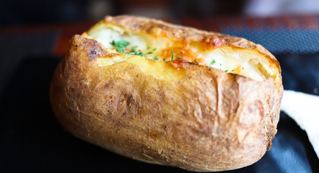 Цей метод запікання картоплі у мікрохвильовці – та ще знахідка: вийде дуже м’якою і ніжною 