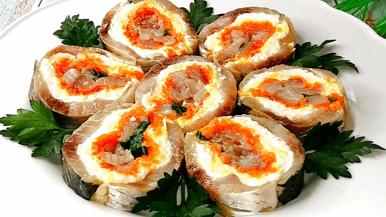 Кулінари поділилися рецептом рулету з оселедця: проста закуска до Великодня