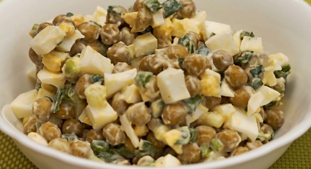 Ризикнула за тиждень до Нового року: 1 заміна в рецепті “Олівʼє”, і салат смакуватиме по-новому 