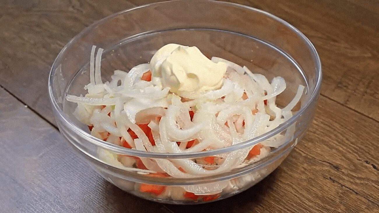 Шеф-кухарі поділилися рецептом святкового салату зі старих кулінарних книг