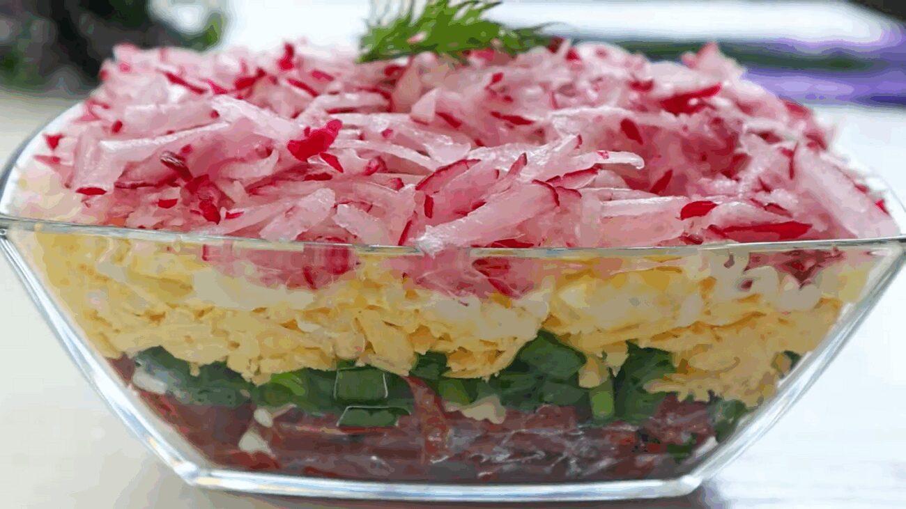 Господині поділилися простим рецептом великоднього салату