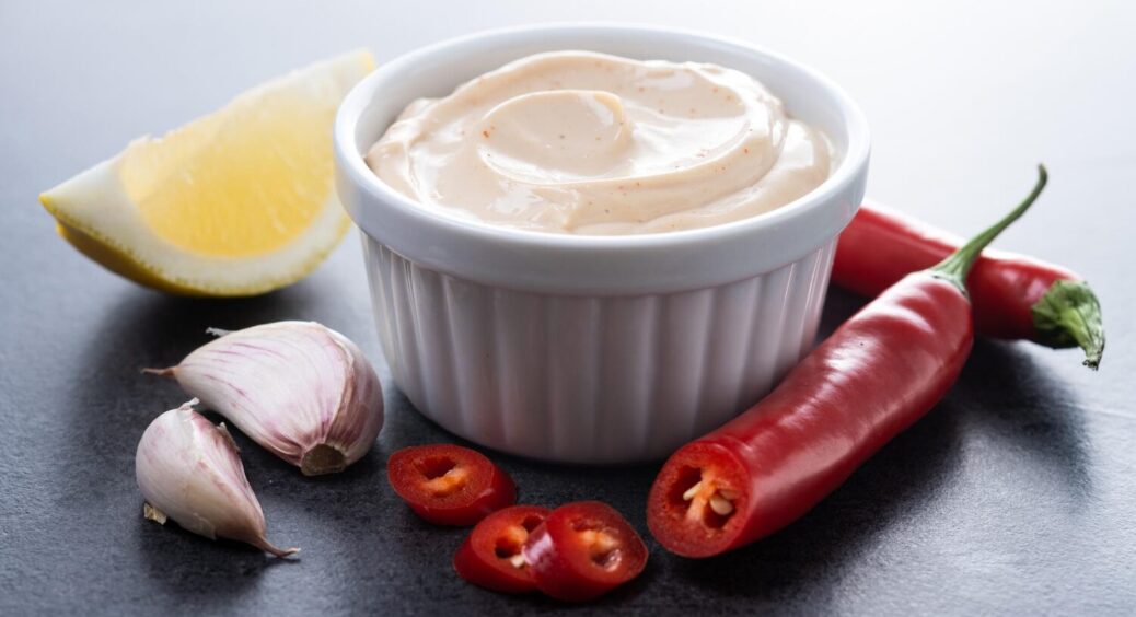 Смачний домашній майонез за 5 хвилин — найкращий рецепт для великодніх салатів 