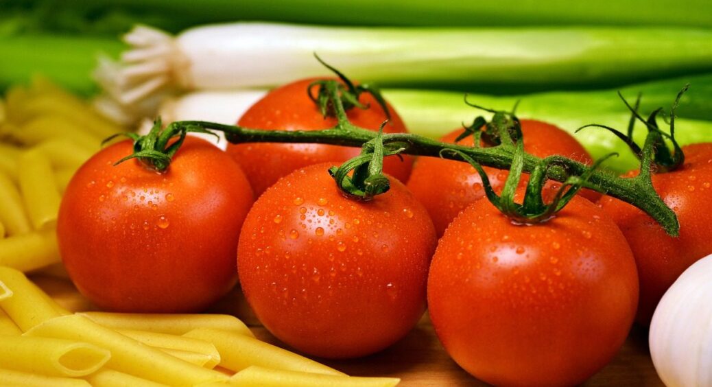 Ваші помідори будуть без фітофтори: просто додайте у воду для поливів 10 грамів цього засобу 