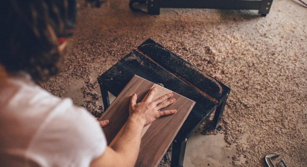 Не тільки для підживлення: куди ще можна застосувати тирсу на дачі – 99% про це не знають 