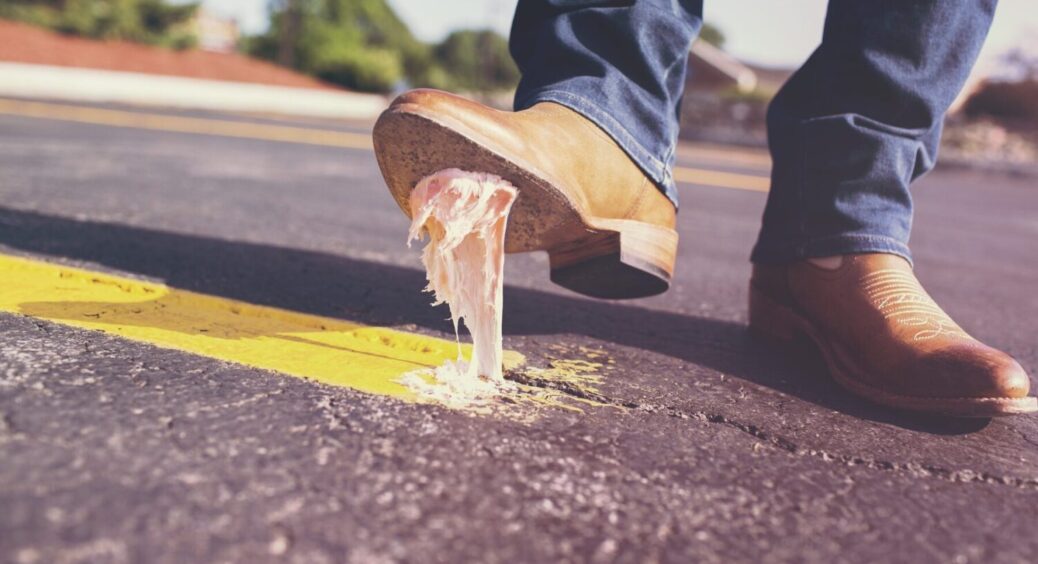 Як швидко відклеїти жуйку від одягу або взуття: натуральний та ефективний спосіб, що спрацює 