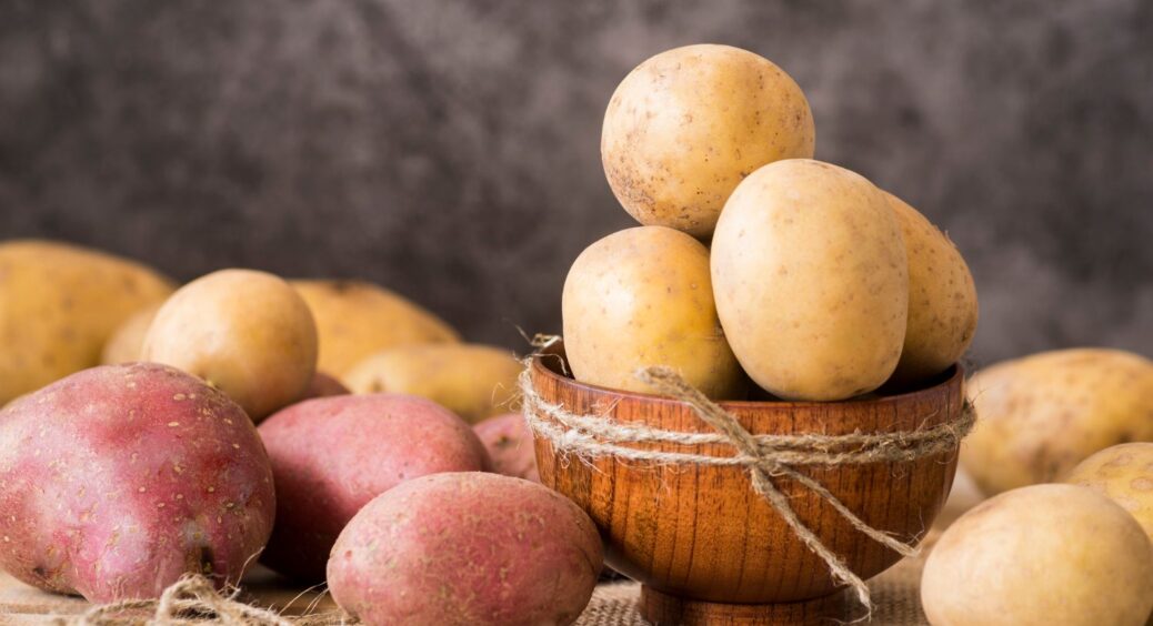 Одні кажуть, що картоплю без льоху не збережеш, а я тримаю її вдома – і є що готувати до весни 