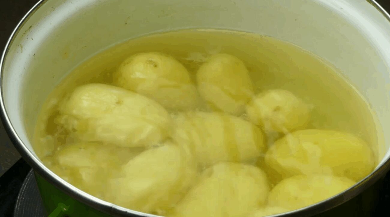 Кулінари розповіли, як правильно варити молоду картоплю