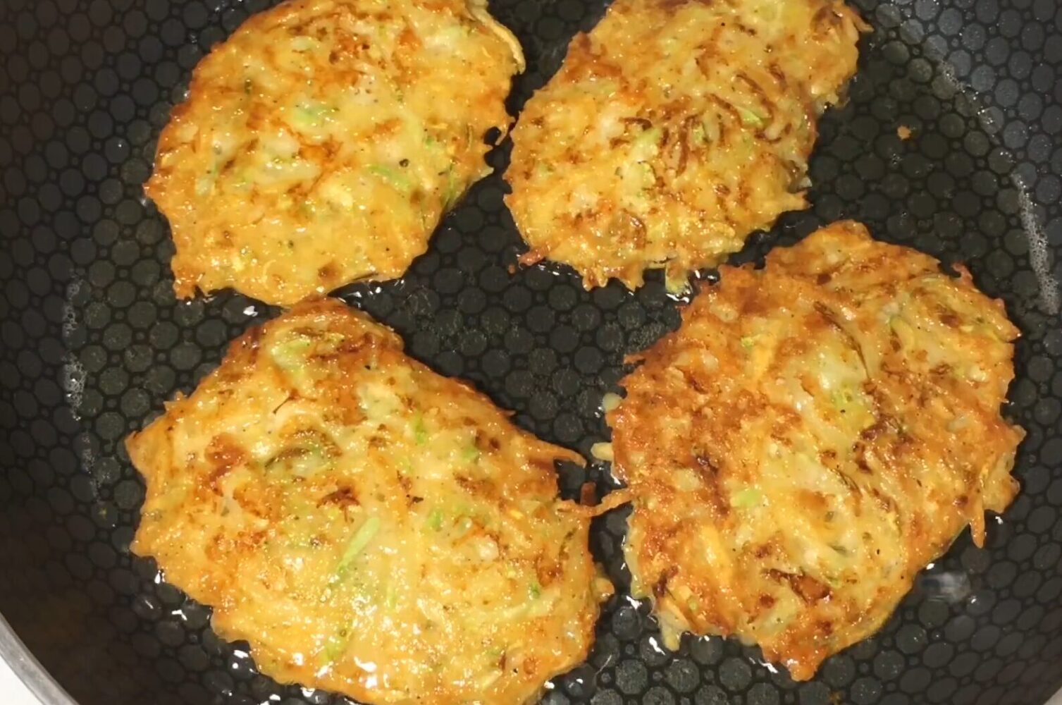 Кулінари поділились бюджетним рецептом дерунів із капусти та яєць