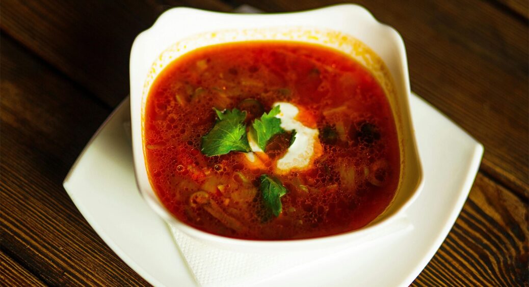 Ми їх для аромату, а вони псують смак: чому не можна класти у борщ ці 2 види приправ 