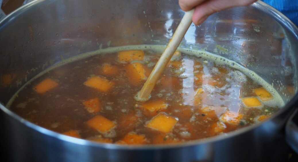 Знімати “шум” чи залишати? Вся правда про пінку при варінні м’яса від професійних кухарів 