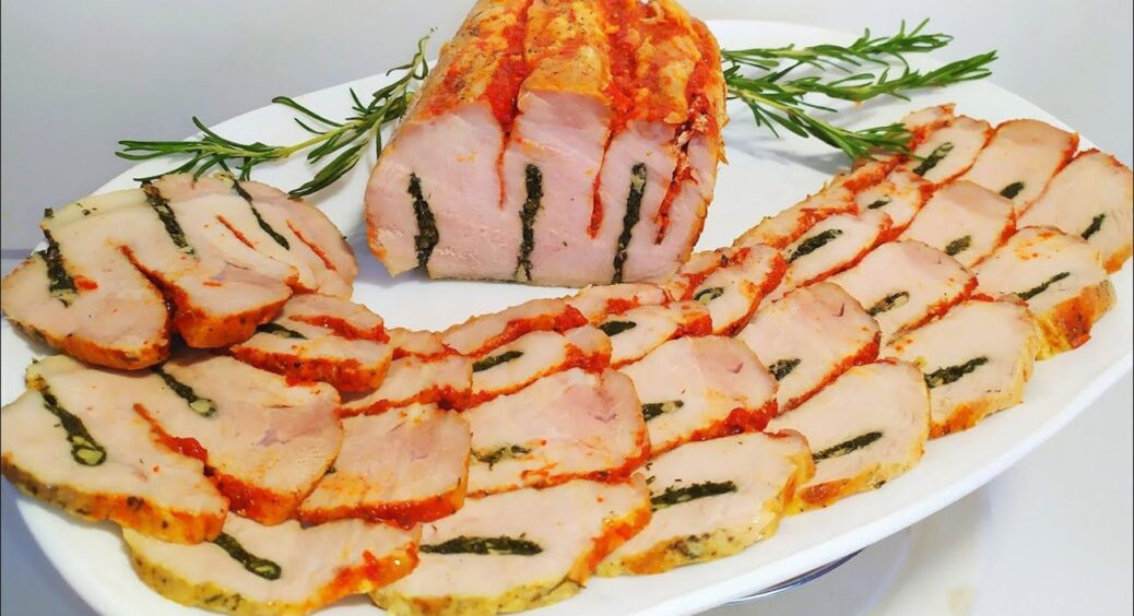 20 хвилин йде на приготування й ще 1 година – на запікання: виходить ідеальна буженина-гармошка 