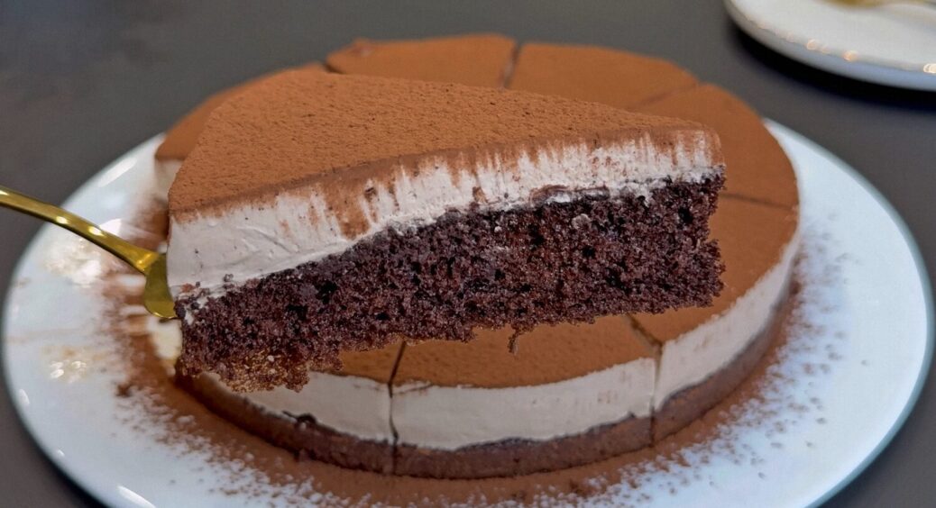 Шоколадний торт “5 ложок”: простий домашній десерт, який буквально тане в роті 