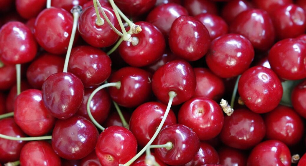 Черешні і вишні без кісточок за 5 хвилин: як я готую ягоди до заморозки без мороки | Мій досвід 