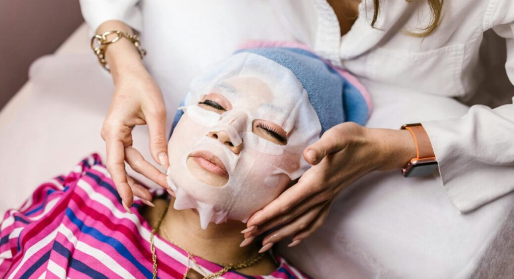 Намажте цією квіткою обличчя і забудьте про зморшки: кімнатна рослина для регенерації шкіри 