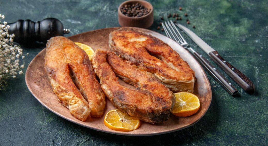 Накривати чи ні? Шеф-кухарі пояснили, що потрібно робити з кришкою під час смаження риби 