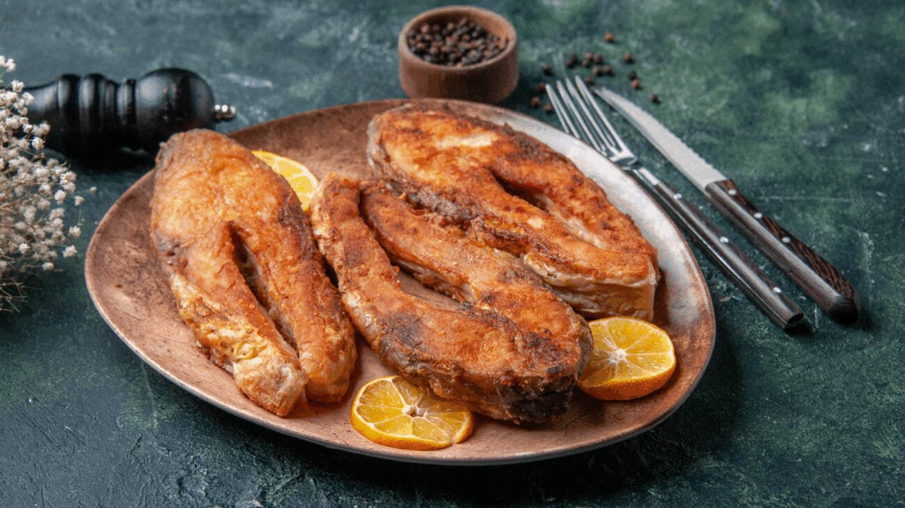 Шеф-кухарі пояснили, чи треба смажити рибу під кришкою