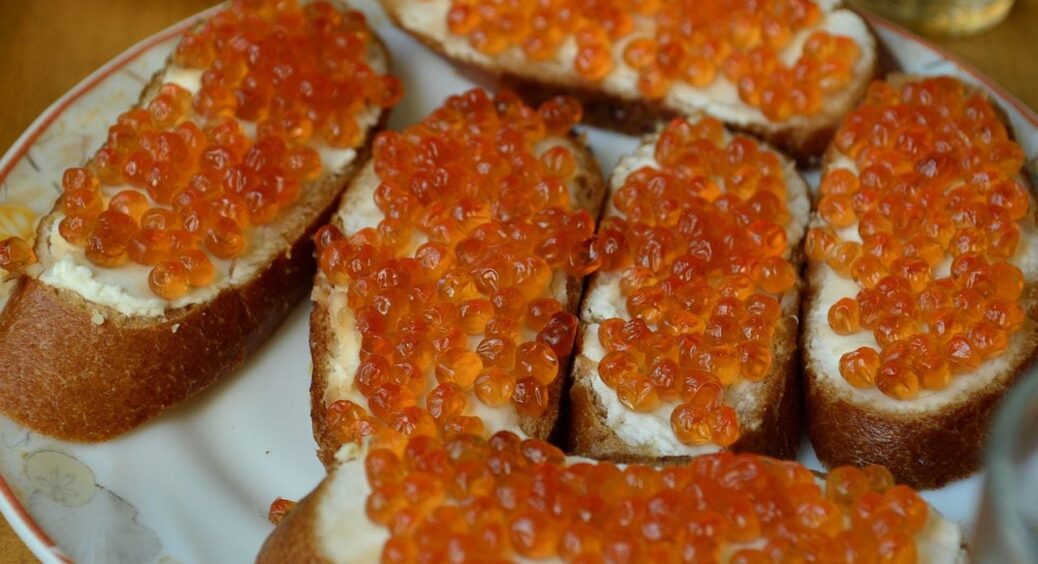 Бутерброди з ікрою стануть у 2 рази смачнішими: замініть масло 1 простим продуктом 