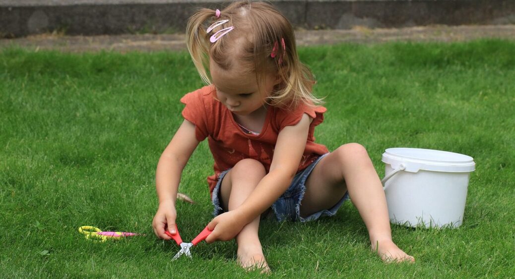 Немає газонокосарки – не проблема: 5 секретів, як покосити траву швидко і без техніки 