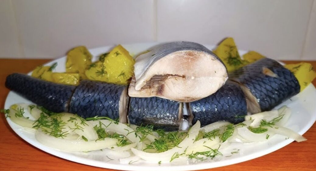 Оселедець, який з’їдають до картоплі: найсмачніший маринад 2025 – просто не відірватися 