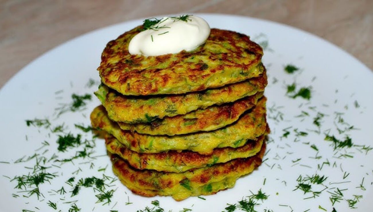 Кулінар розповів, як приготувати кабачкові оладки із зеленню