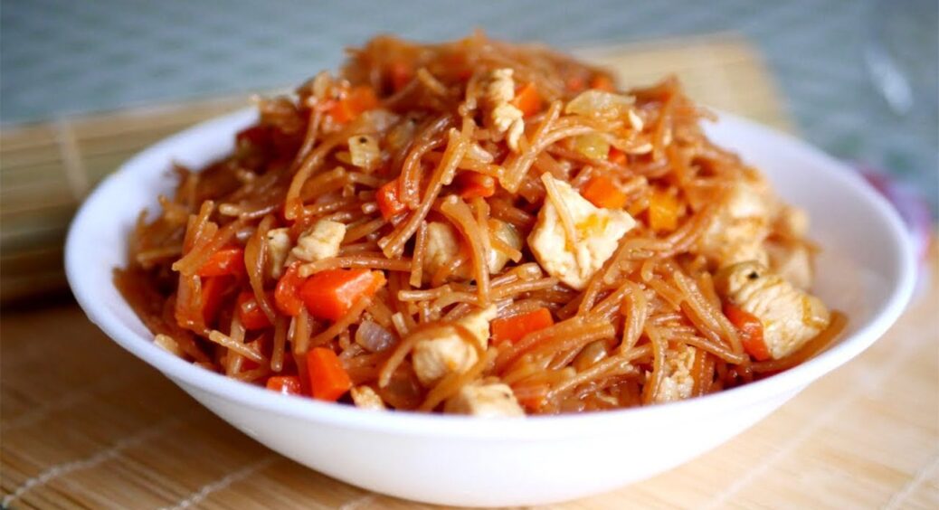 Не встигнете втомитися, а вечеря зготується: спробуйте 2 в 1 – курку з вермішеллю на сковорідці 