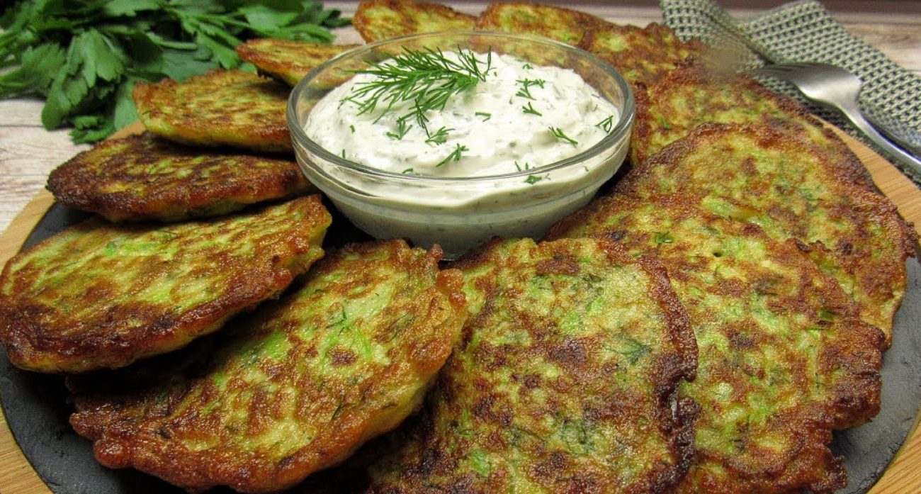 Кулінар дав рецепт ніжних оладок з сиром і зеленню