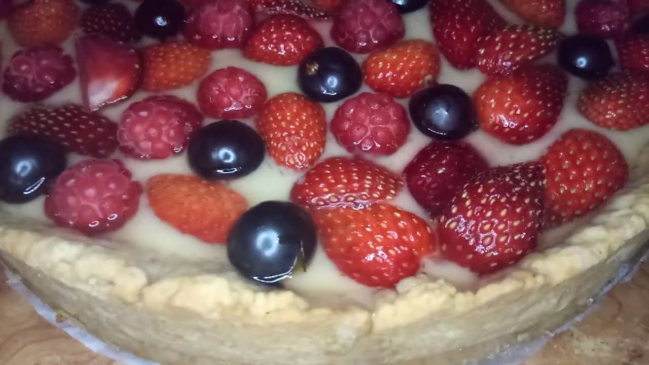 Рецепт солодкого десерту зі свіжими ягодами та заварним кремом