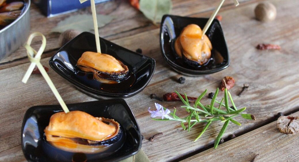 А я поїла не чищені мідії у маринаді: що кажуть з цього приводу кулінари? Подумайте двічі 