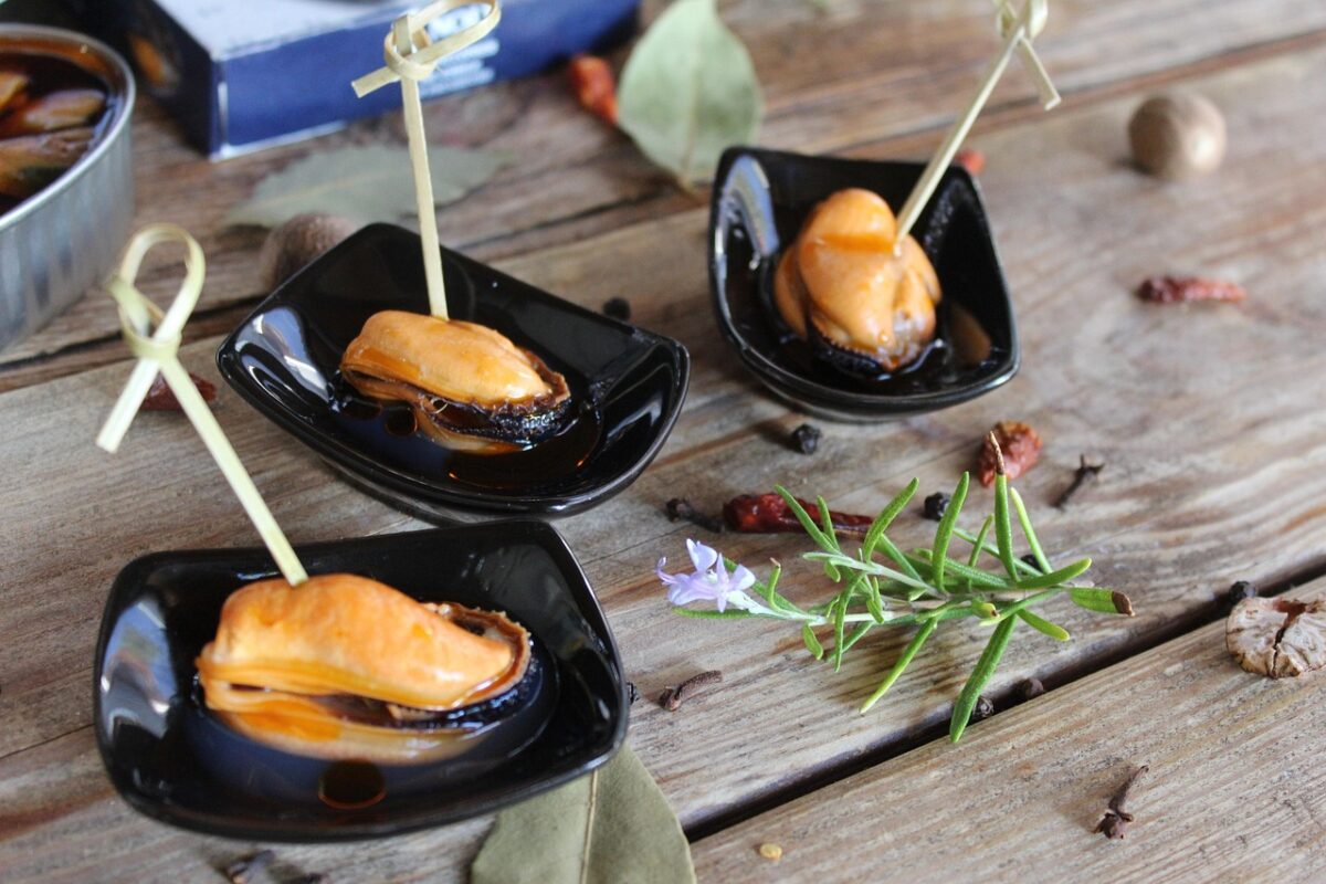 Кулінари пояснили, чи потрібно чистити мідії в маринаді перед поїданням