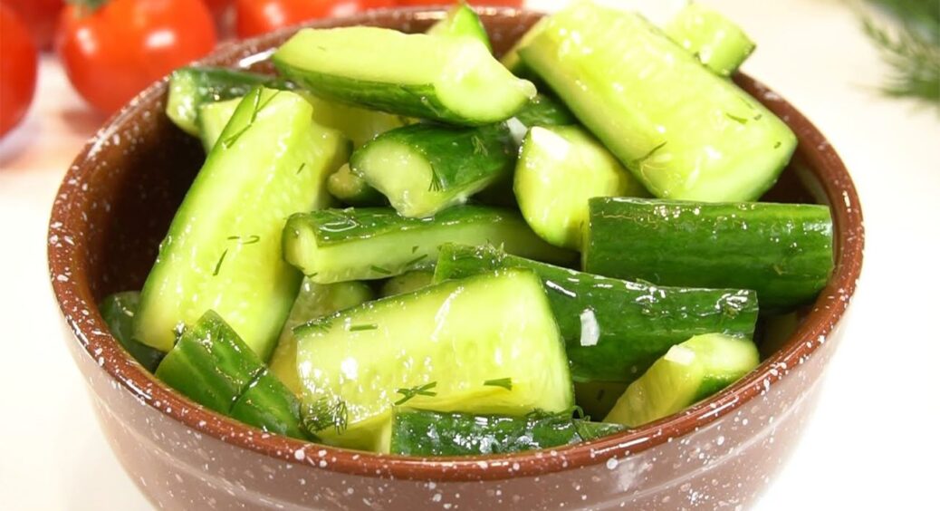 Огірки не малосольні, а набагато смачніші: роблю відразу 1 кг плодів, бо рідні з’їдять миттю 