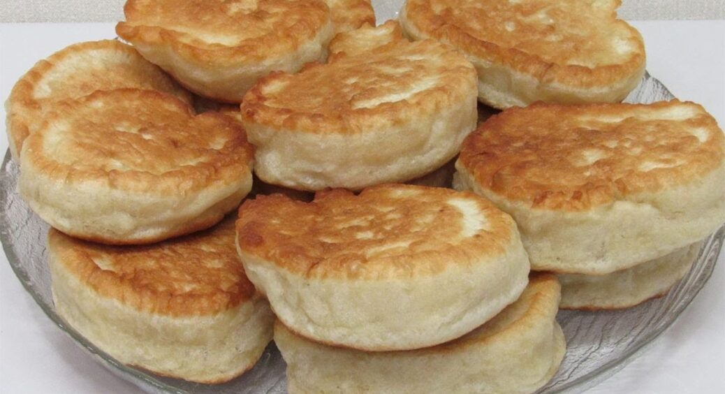 Оладки практично з нічого: ані яйця, ані кефір додавати не потрібно, а вийдуть дуже пишними 