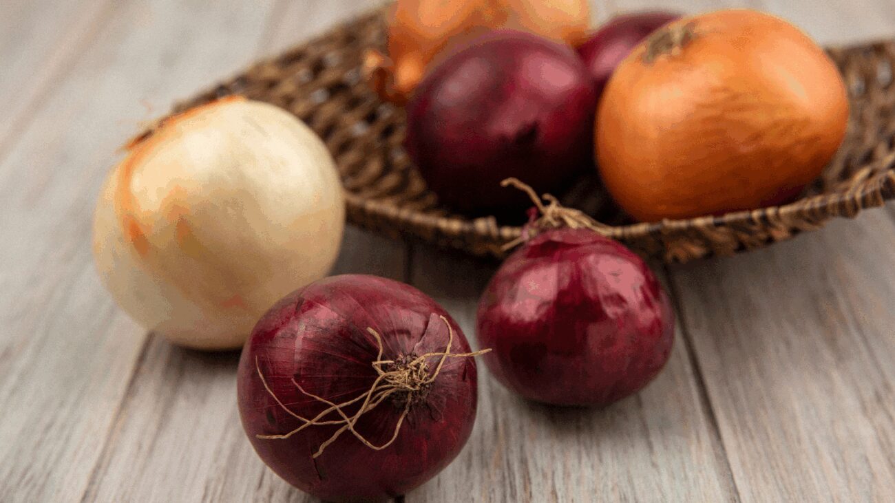 Городники поділилися найкращими добривами для весняного підживлення цибулі