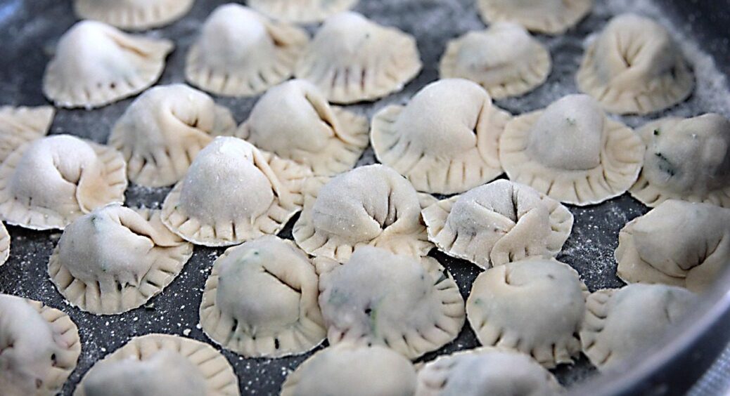 Варимо і не тільки: 3 оригінальних способи приготування пельменів – і за вуха не відтягнеш 