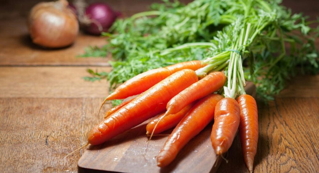 Морква не терпить цих 4 сусідів поруч: через них коренеплід росте кривим – городники перевірили 