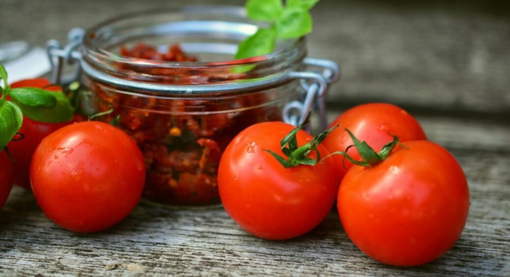 З товстою та м’ясистою шкіркою: найкращі сорти та гібриди томатів для в’ялення та різних закруток 