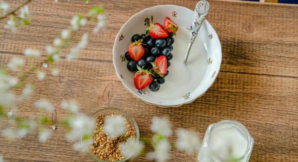 Легкий десерт із сиру та ягід: без випікання, всього 5 інгредієнтів – готово за 10 хвилин 