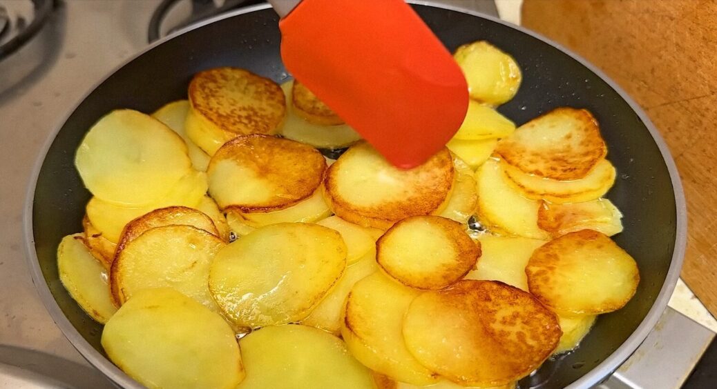 Більшість не вміє смажити картоплю правильно: 4 рекомендації від шеф-кухаря з Києва 