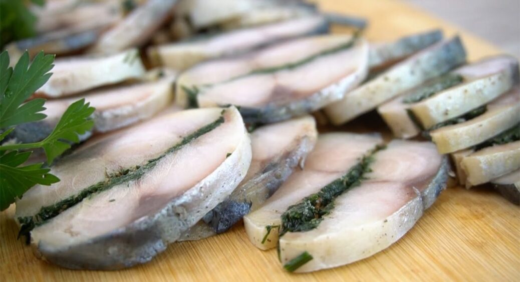 Моя скумбрія смачніша за сало: 10 хвилин солю, ще 1 добу витримую у холодильнику – смакота 