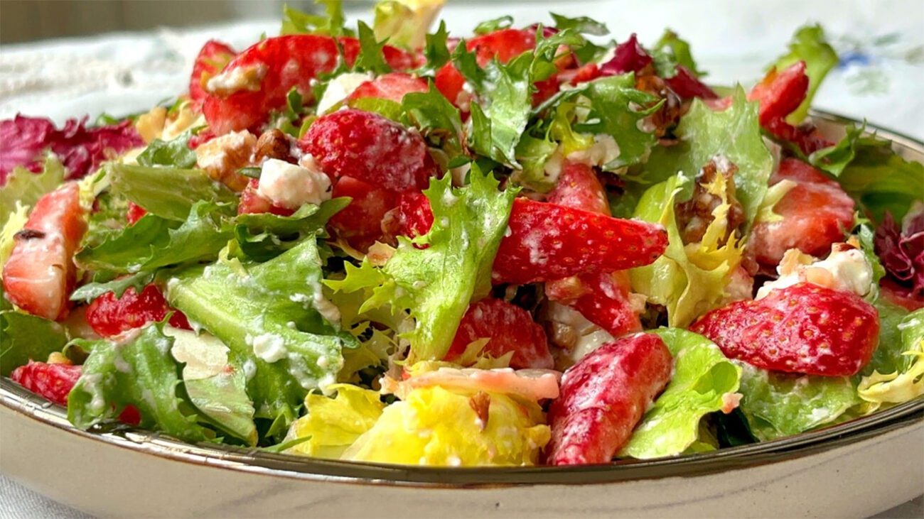 Кулінар поділився рецептом салату з овочів, які є на кожному городі