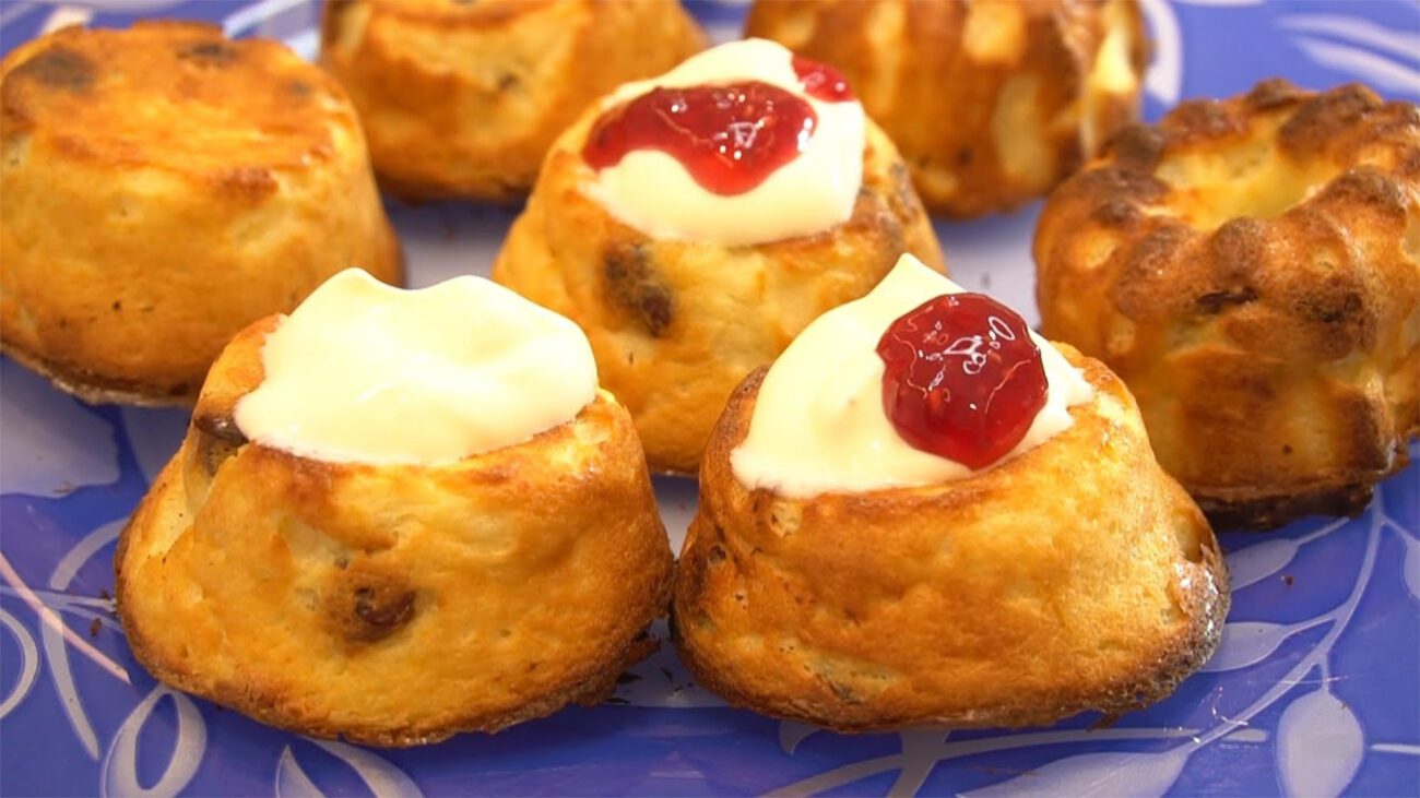 Як приготувати сирники у вигляді кексів з родзинками у духовці