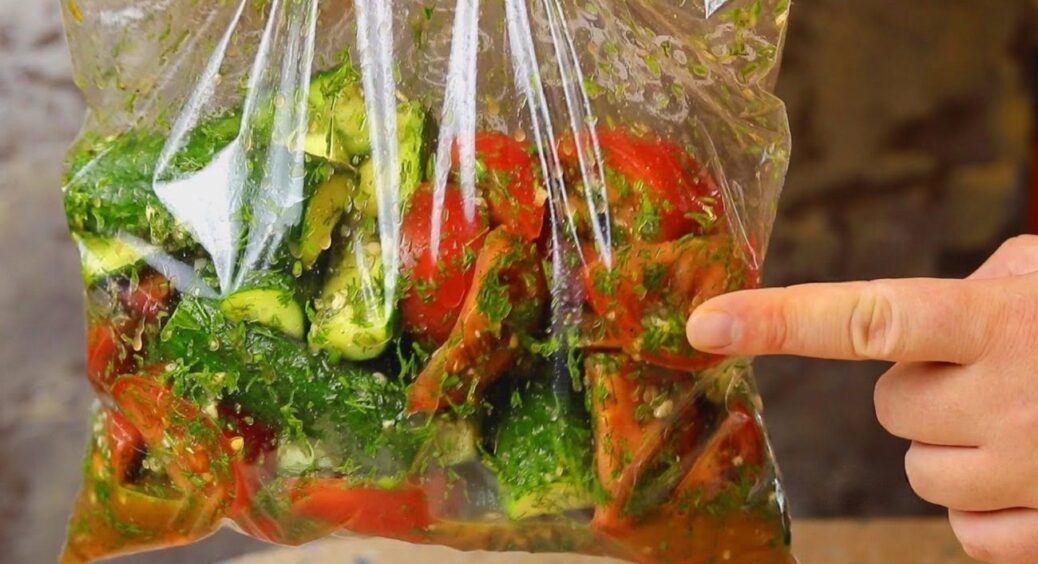 Диво-салат з огірків і помідорів: 2 секрети і мінімум заморочок – абсолютно унікальний смак 