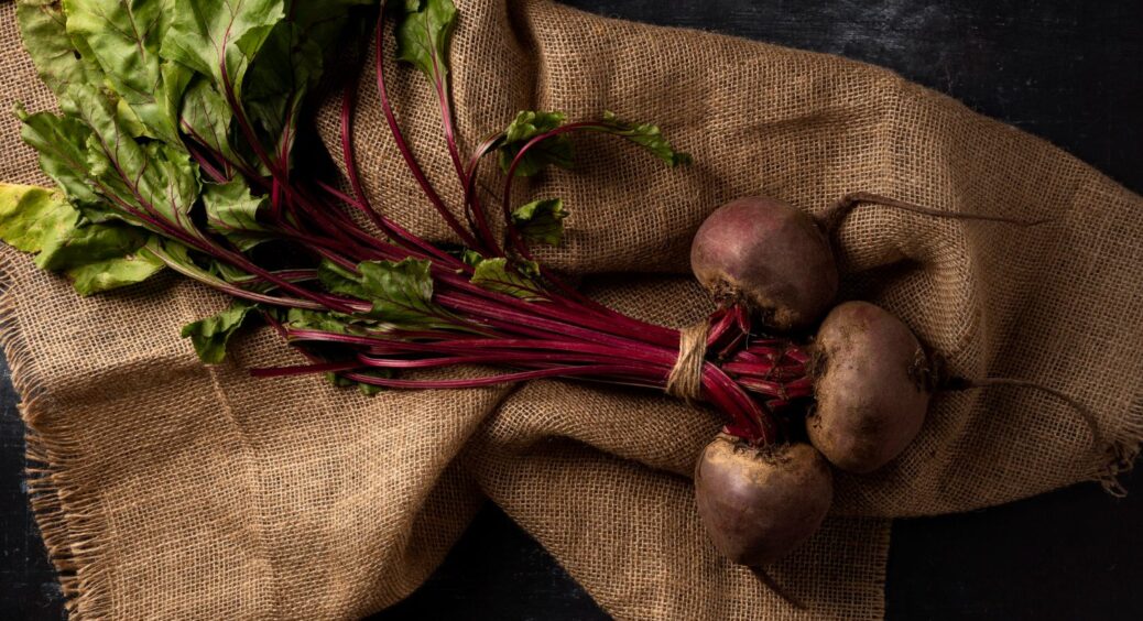 Кухарі мовчать про цей трюк: всього 1 ложка цього у каструлю – буряк вийде солодшим за мед 