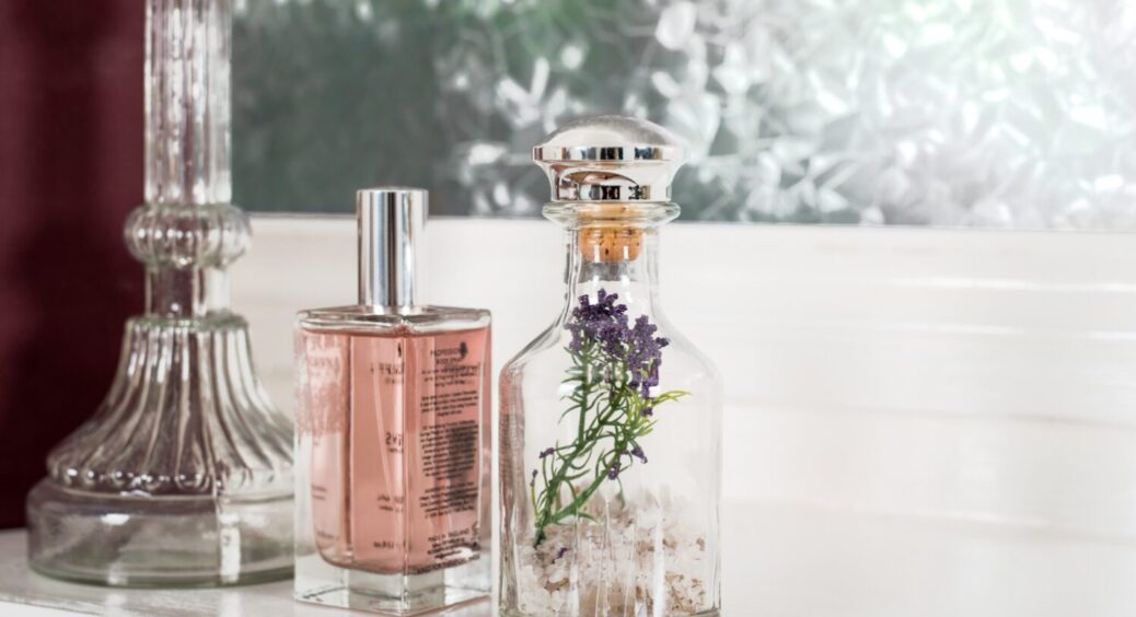 5 легких літніх парфумів для жінок, які тримаються на шкірі найдовше: шлейф – якраз в міру 