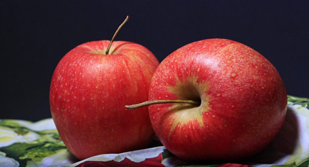 Фрукти із неприємним сюрпризом: 2 методи боротьби із плодожеркою – мʼякоть стане ідеальною 