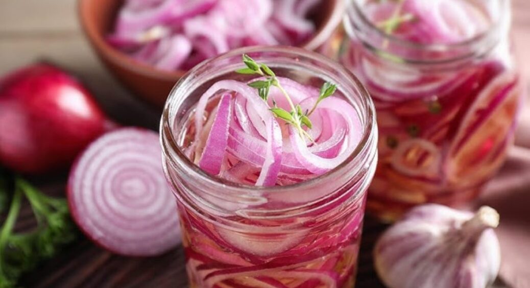 Смачна маринована цибуля без гіркоти за 2 хвилини – ідеальна до м’яса, плову і навіть риби 
