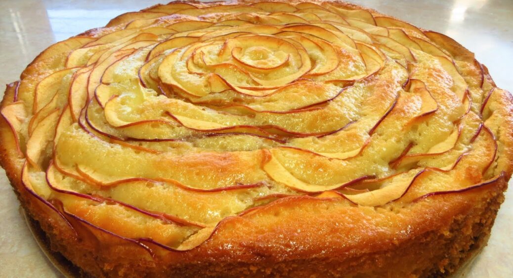 Більше яблук, ніж тіста: рецепт яблучного пирога за 5 хвилин – найніжніший літній десерт 