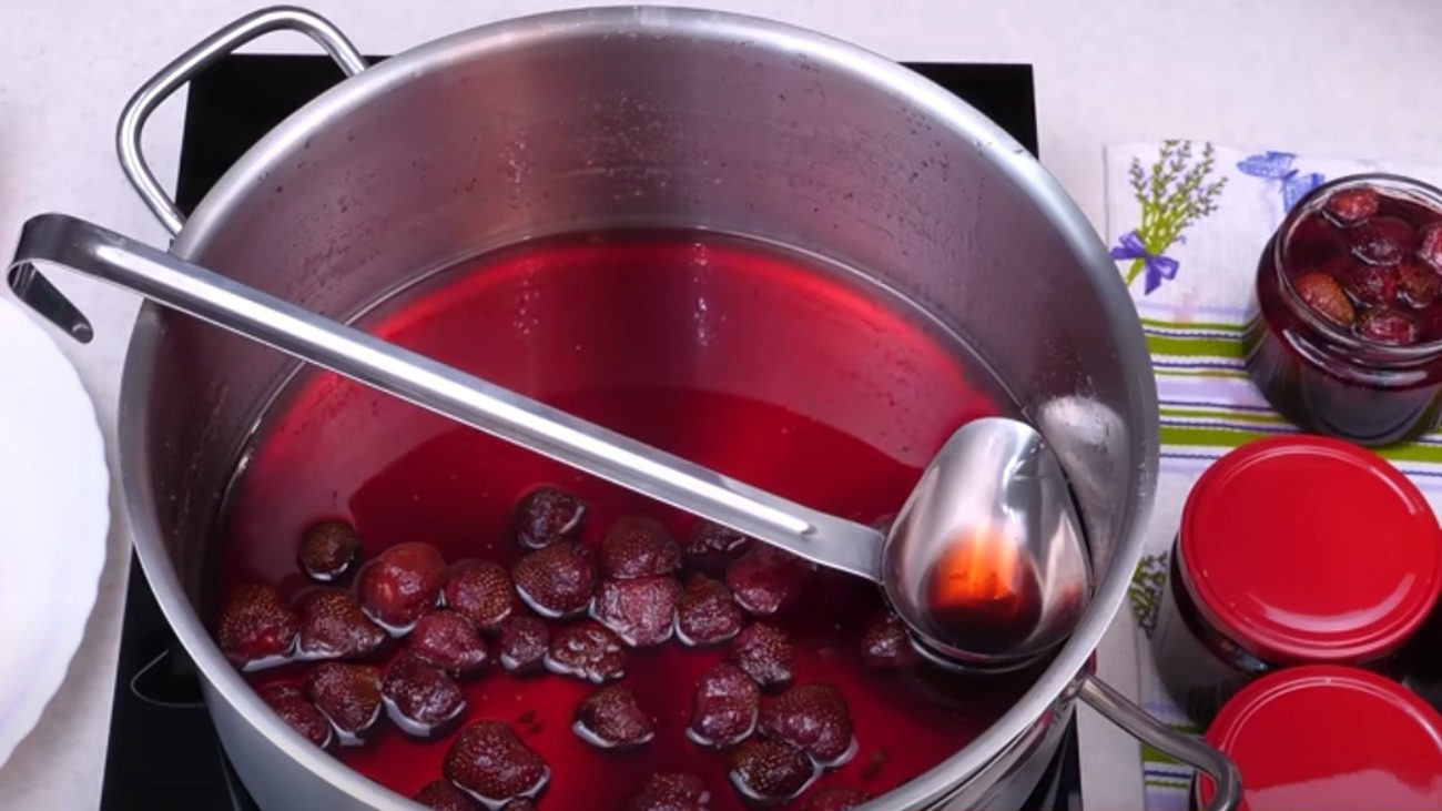 Кулінарка розповіла рецет класичного полуничного варення, але є нюанс