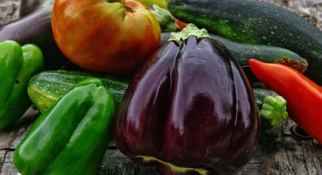 Шкодить врожаю, городу і здоровʼю: 5 помилок, яких припускаються садівники на Рівненщині 