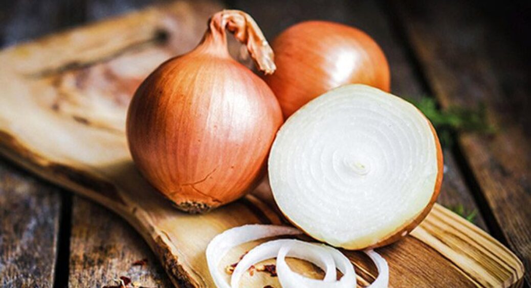 Навіщо встромляти виделку у цибулю? 1 прийом, яким хочеться поділитися з усіма подругами 